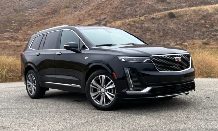 JDP_2023 Cadillac XT6 Premium Luxury Black Front Quarter View